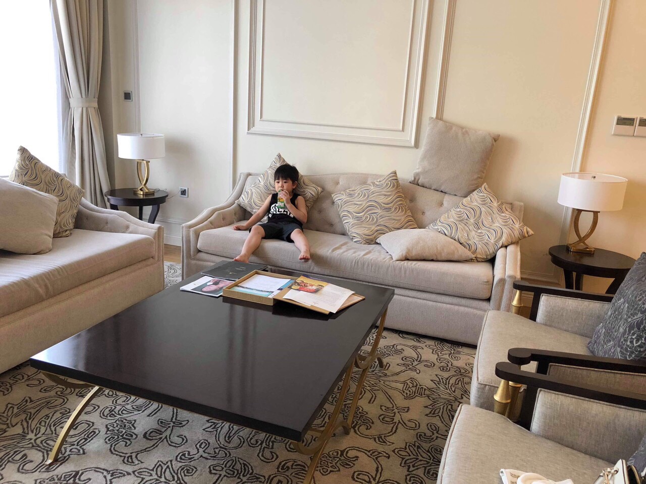 Bộ sofa phòng khách với lối thiết kế nhẹ nhàng , thanh lịch giúp không gian phòng khách trở nên tinh tế hơn