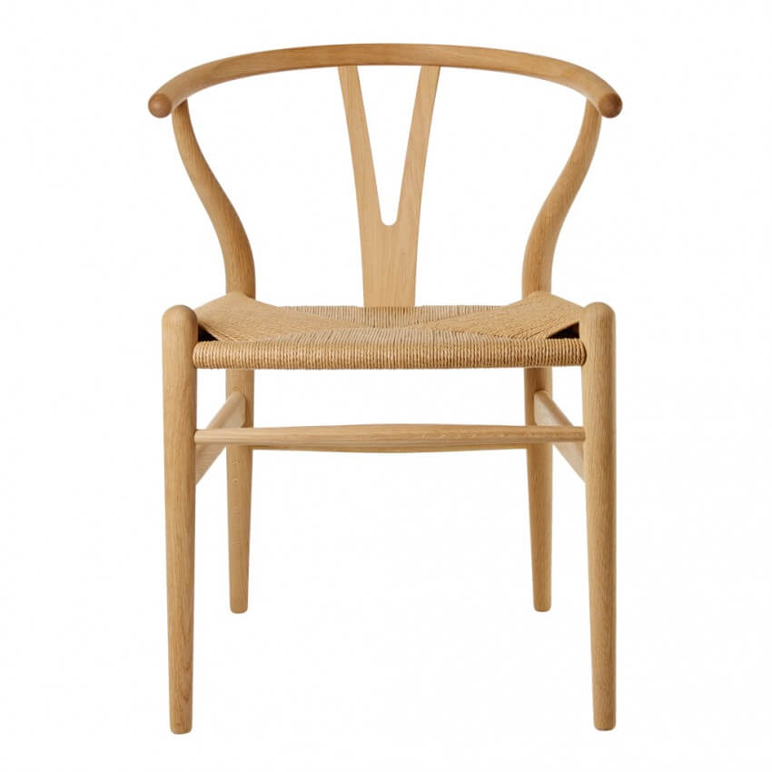 Ghế Wishbone gỗ sồi tự nhiên kết hợp phần dây đan bằng mây cách điệu, phù hợp với nhiều không gian phòng khách